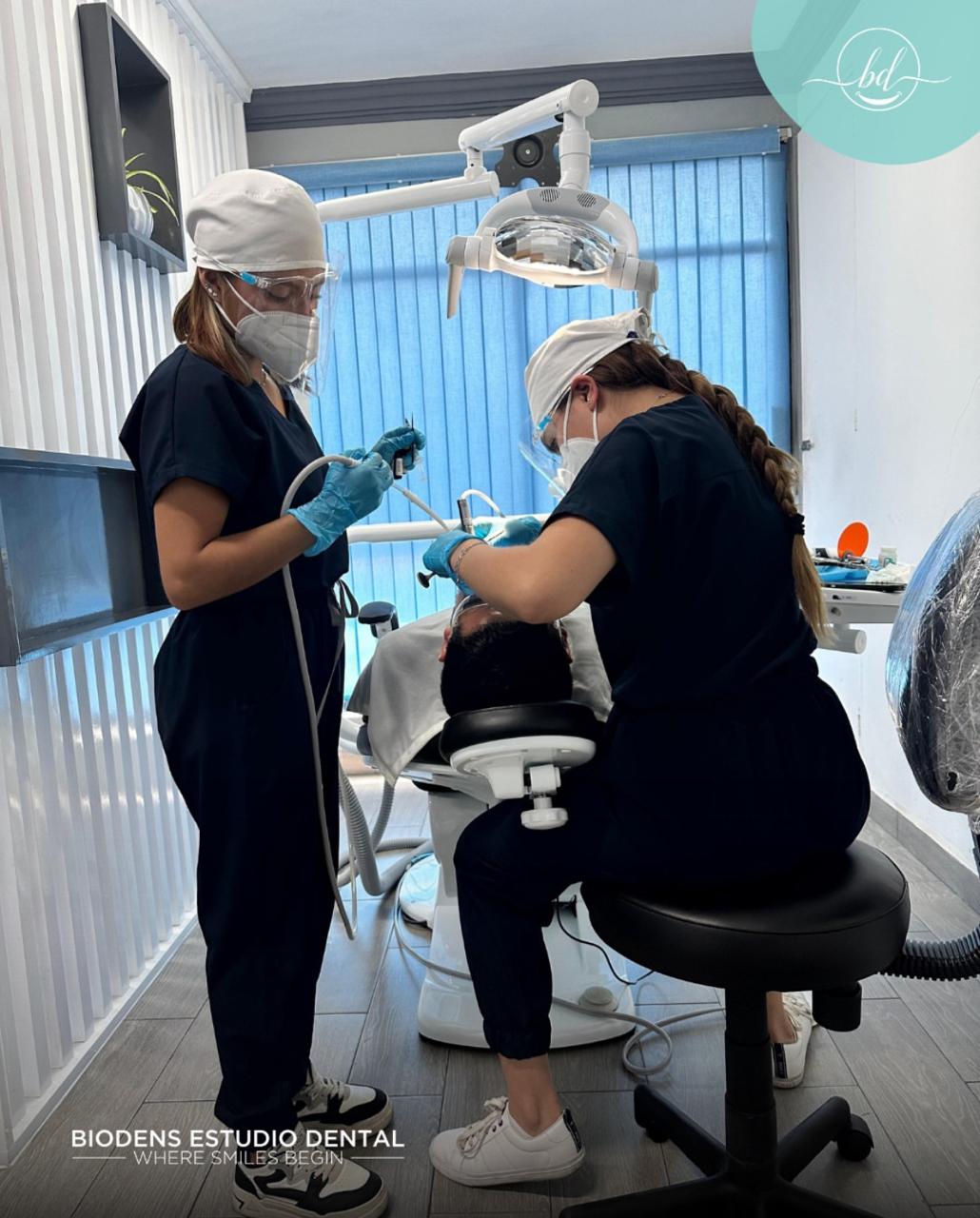Dentista de Biodens trabajando